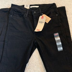 🚨ON SALE LEVI BLACK JEANS!!